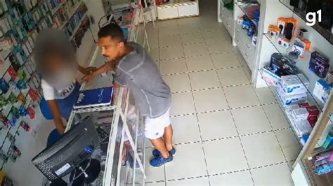 Vídeo Homem tenta impedir assalto em loja na Bahia e entra em luta