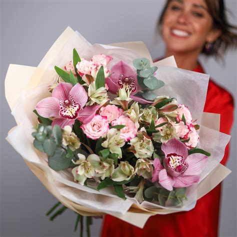 Стойкий букет с орхидеями | Цена — 3690 ₽ | Бесплатная доставка в ...