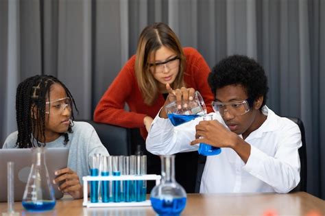 Diversidade Meninos e meninas adolescentes estão fazendo experimentos