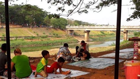 Di Tepi Pintu Air Banjir Kanal Timur Jadi Tempat Favorit Meluangkan