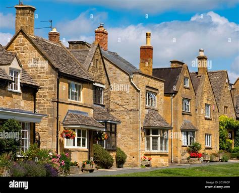 Traditional Cotswold stone houses in Broadway, Worcestershire, England ...