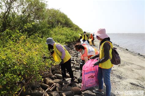 台數科號召百人淨灘 共清出近400公斤海廢 鑫傳國際多媒體科技股份有限公司 Tdn台灣生活新聞