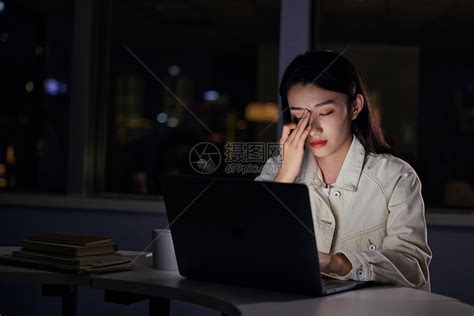 熬夜备考的女大学生高清图片下载 正版图片501807873 摄图网