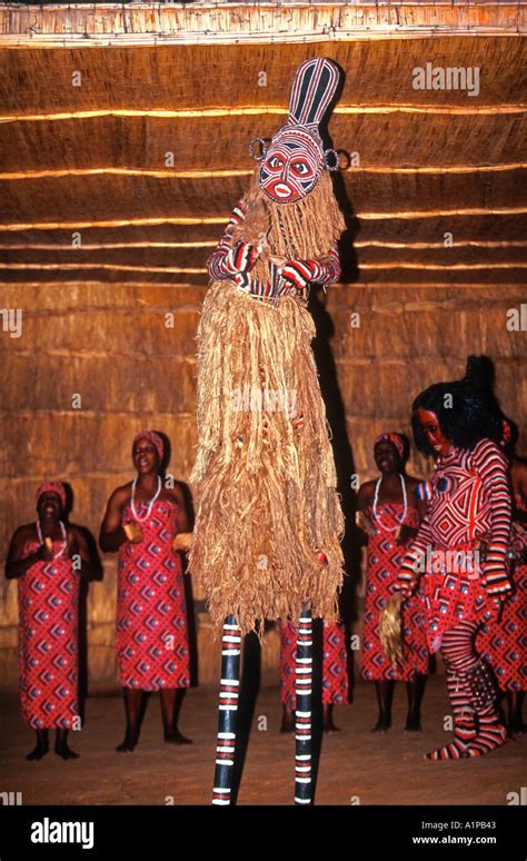 Makishi Dance Zimbabwe Hi Res Stock Photography And Images Alamy