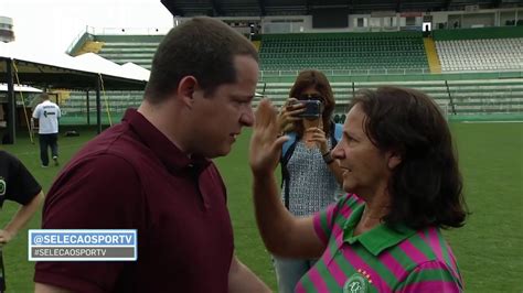 Mãe do Goleiro Danilo da Chapecoense abraça e consola repórter do