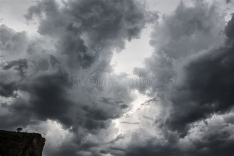 Nuvens De Tempestade Dram Ticas Do Trov O No C U Escuro Imagem De Stock