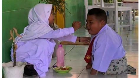 Viral Siswa Sd Penyandang Disabilitas Disuapi Teman Sekelas Sosoknya