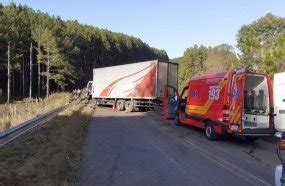 Caco Da Rosa Acidente três caminhões deixa motorista ferido na SC 120