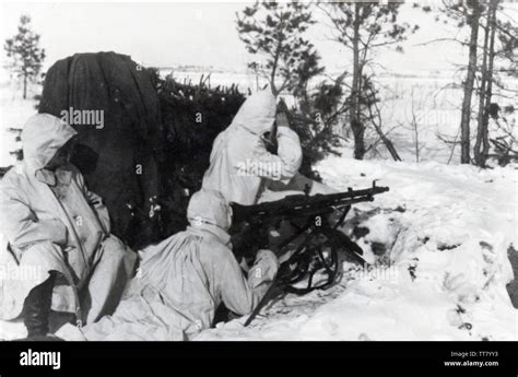 Soldats Allemands En Costume De Neige Blanche Banque De Photographies