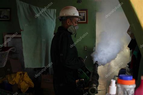 Venezuela Caracas Un Miembro De Un Equipo De Fumigaci N Trabaja Para