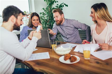 Equipe Bem Sucedida Da Partida No Treinamento Equipe Do Neg Cio Que