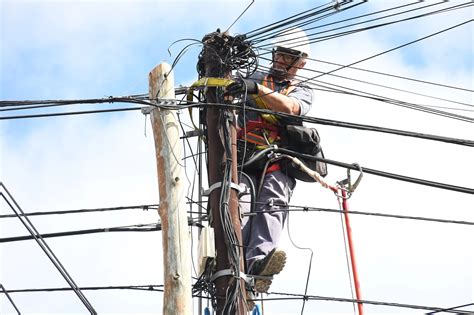 Se efectuó el despeje de cables en desuso sobre la calle Zuviría – Noticias