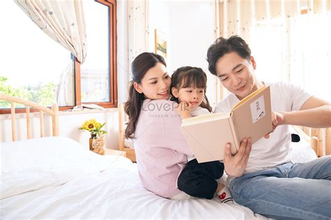 Parent Child Reading Picture And HD Photos | Free Download On Lovepik