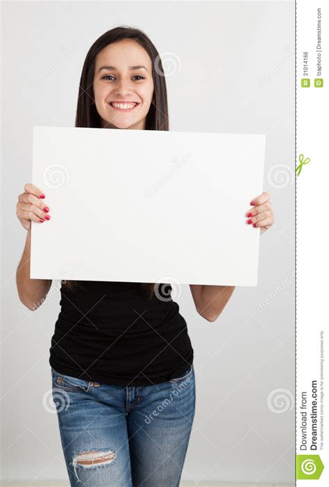 Mujer Joven Que Lleva A Cabo A Un Tablero Blanco Foto De Archivo