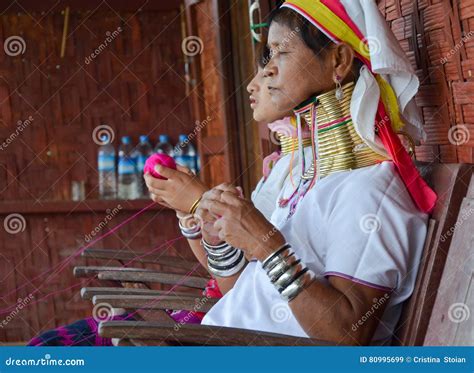 INLE SEE MYANMAR 25 SEPTEMBER 2016 Padaungs Schellt Langhalsige