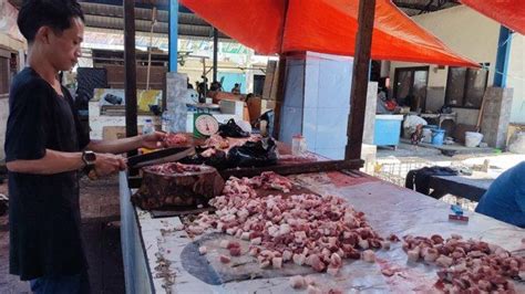 Harga Daging Babi Di Pasar Pinasungkulan Manado Sulawesi Utara Anjlok