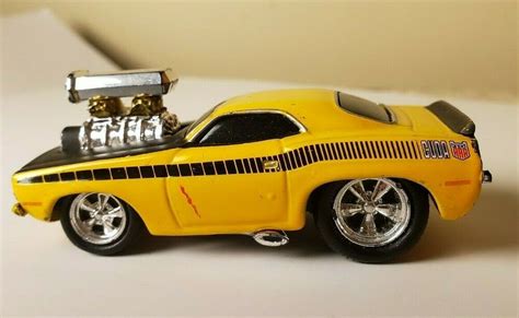 2000 Funline Muscle Machines 1970 Plymouth CUDA Yellow Barracuda 1 64