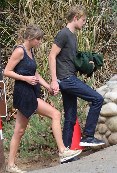 Taylor Swift and Joe Alwyn: Enjoy a scenic hike in Malibu -10 | GotCeleb