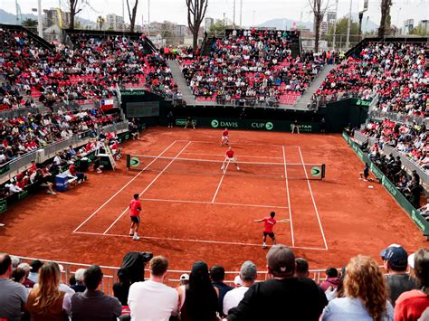 Hinchas de la U de Chile interrumpen partido de Copa Davis
