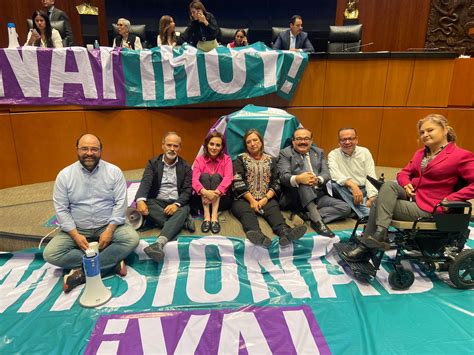 Senadores de oposición acampan en tribuna exigen que Morena vote a