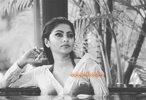 Jhilik Bhattacharjee Hot Pics Photos Images Walls Real Life Pictures