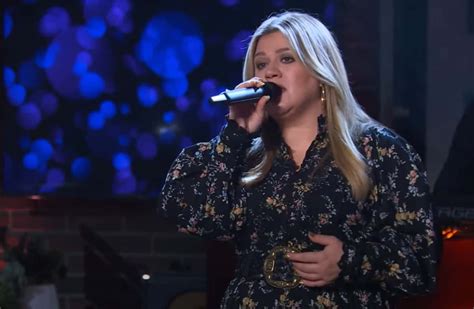 Watch Kelly Clarkson Pays Tribute To Keith Whitley With Stunning Cover