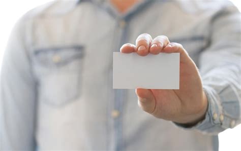 Mano Masculina Que Sostiene El Papel En Blanco Foto Premium