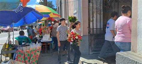 Guatemaltecos Visitan Y Adornan Las Tumbas De Sus Seres Queridos