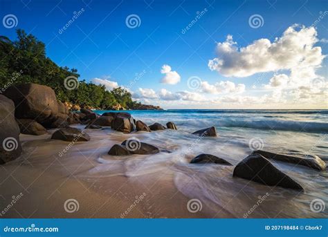 Zonsondergang In Paradiseshadows Op Tropisch Strand Op Zee Seychellen