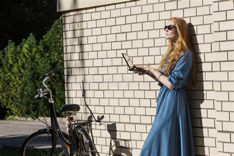 Bicyclette De Femme Et De Vintage Et Mur De Briques Blanc Pelouse Verte La Fille Blonde Est