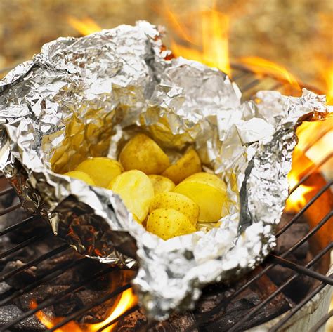 Kartoffeln In Alufolie Auf Dem Grill Bilder Kaufen Stockfood