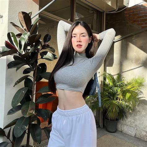 Dạo phố hot girl xinh đẹp vô tư diện nội y khoe dáng nuột