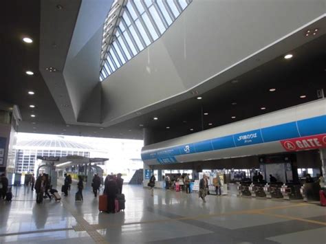 関西空港駅[jr西日本]（大阪府田尻町）～空の玄関口にふさわしい広大かつ開放的なホームが魅力的な、南海と並ぶ関西国際空港へのアクセス拠点