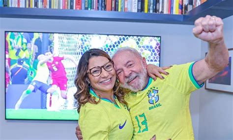 Ao lado de Janja Lula comemora vitória do Brasil na estreia da Copa