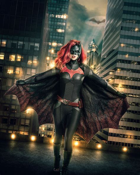 Cws Batwoman Looks Comic Book Perfect In Costume Reveal The Nerdy