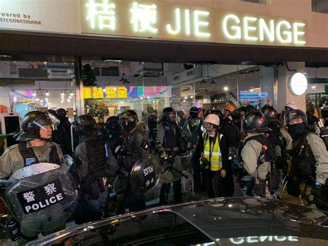 防暴警衝入砵蘭街餐廳 1人由餐廳二樓天台墮地傷 商台新聞 Line Today