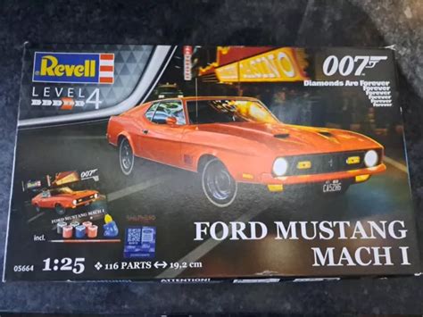 REVELL 05664 1 25 James Bond Ford Mustang Mach 1 Geschenkset Auto