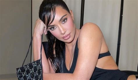 Kim Kardashian Zerine K K Gelen Bikinisiyle Sere Serpe Poz Verdi