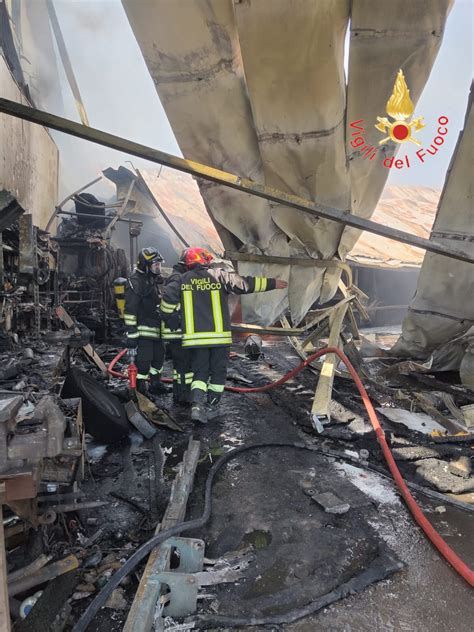 Incendio In Un Capannone Agricolo A Petilia Policastro Giornale Di