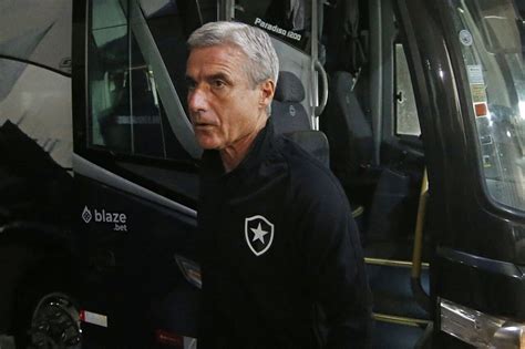 Luís Castro aponta Botafogo desorganizado no segundo tempo contra o