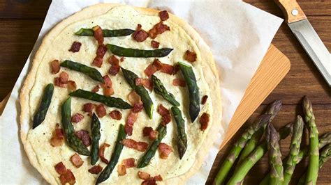 Leichter Klassiker Knuspriger Flammkuchen Mit Gr Nem Spargel