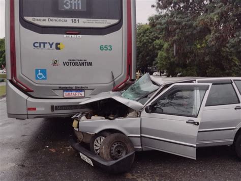 Motorista De Autom Vel Fica Ferida Ap S Colidir Em Nibus