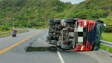 快訊／貢寮貨櫃車「過彎側翻撞護欄」躺路邊！台2線單線雙向通行 社會 三立新聞網 Setncom