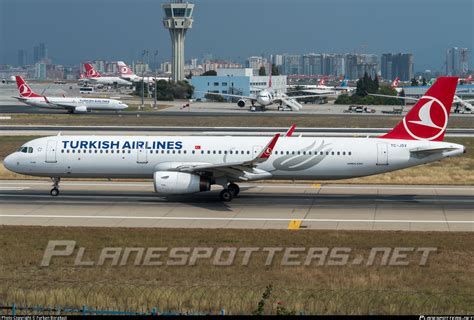 TC JSV Turkish Airlines Airbus A321 231 WL Photo By Furkan Borakazi