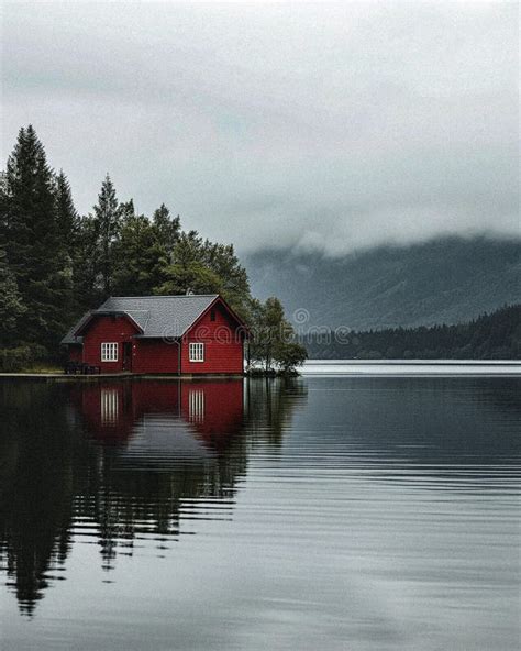 Imagem Gerada Pequena Casa Vermelha Em Um Lago Ilustra O Stock