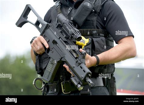 Armed police with their weapons Stock Photo - Alamy