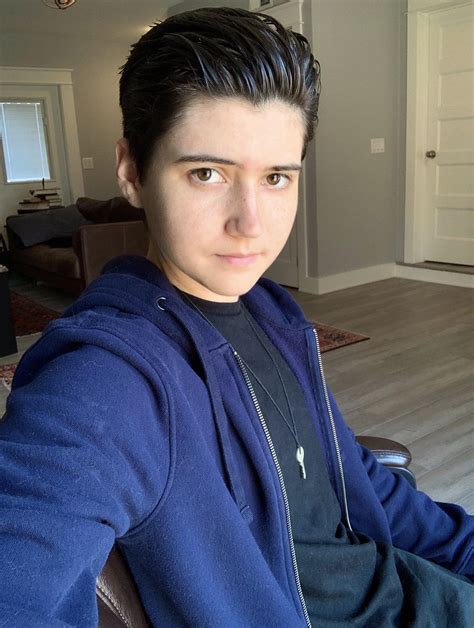 Critics debate if slicking hair back men is still professional 16