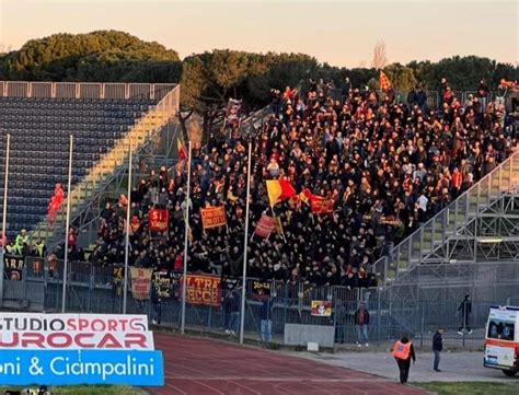 Baroni Allo Sbando Anche La Curva Chiede Le Palle A Un Lecce Alla