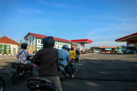 Wonosobo Indonesia April 5 2023 Queue Of Vehicles Refueling At