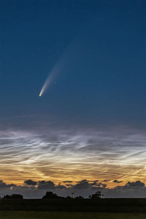 Komet C F Neowise Mit Nlc Spektrum Der Wissenschaft